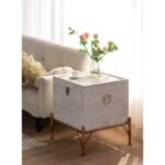 طاولة جانبية