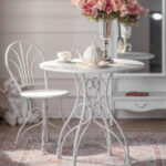 طاولة معدنية