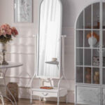 مرأة معدنية